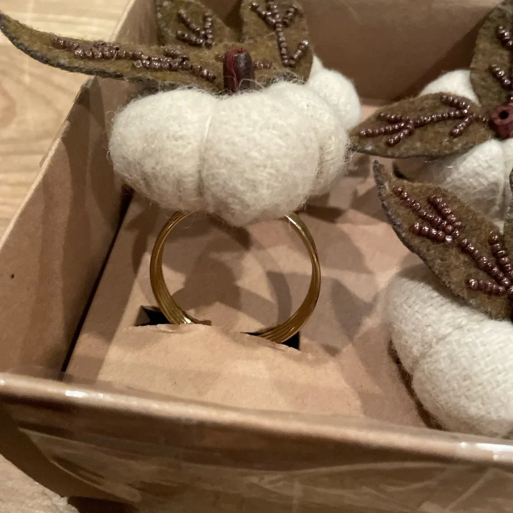 NIB Nicole Miller Home Ivory green gold beaded set of 4 napkin rings holiday